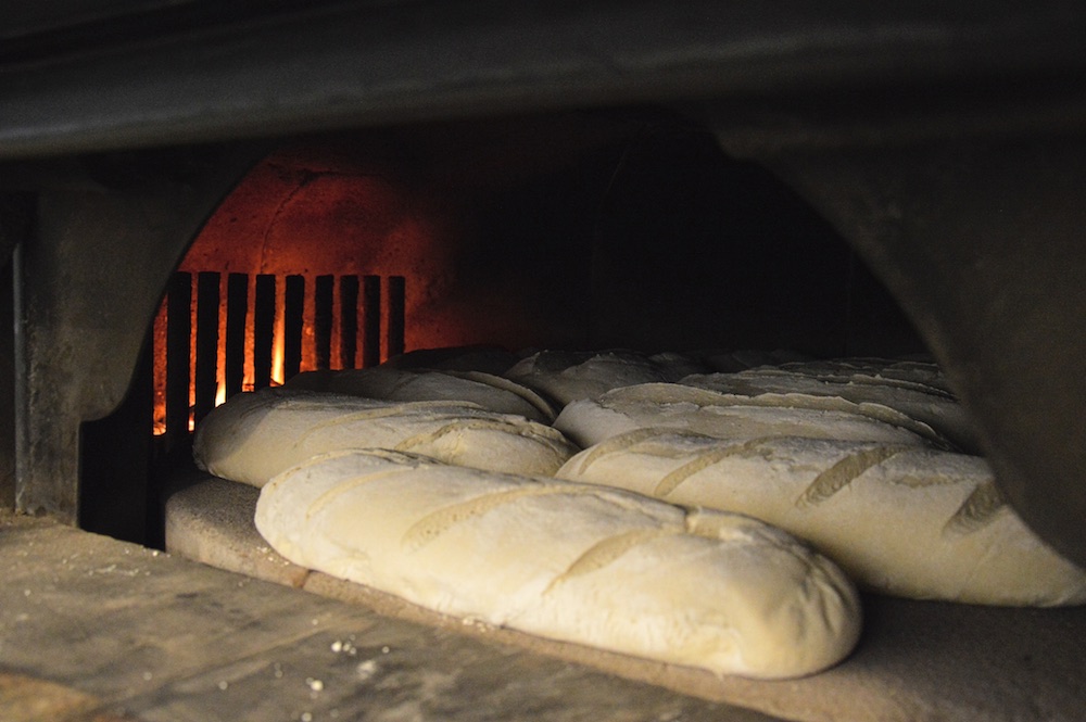 Pane nel forno a legna